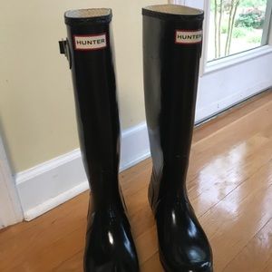 Black hunter boots